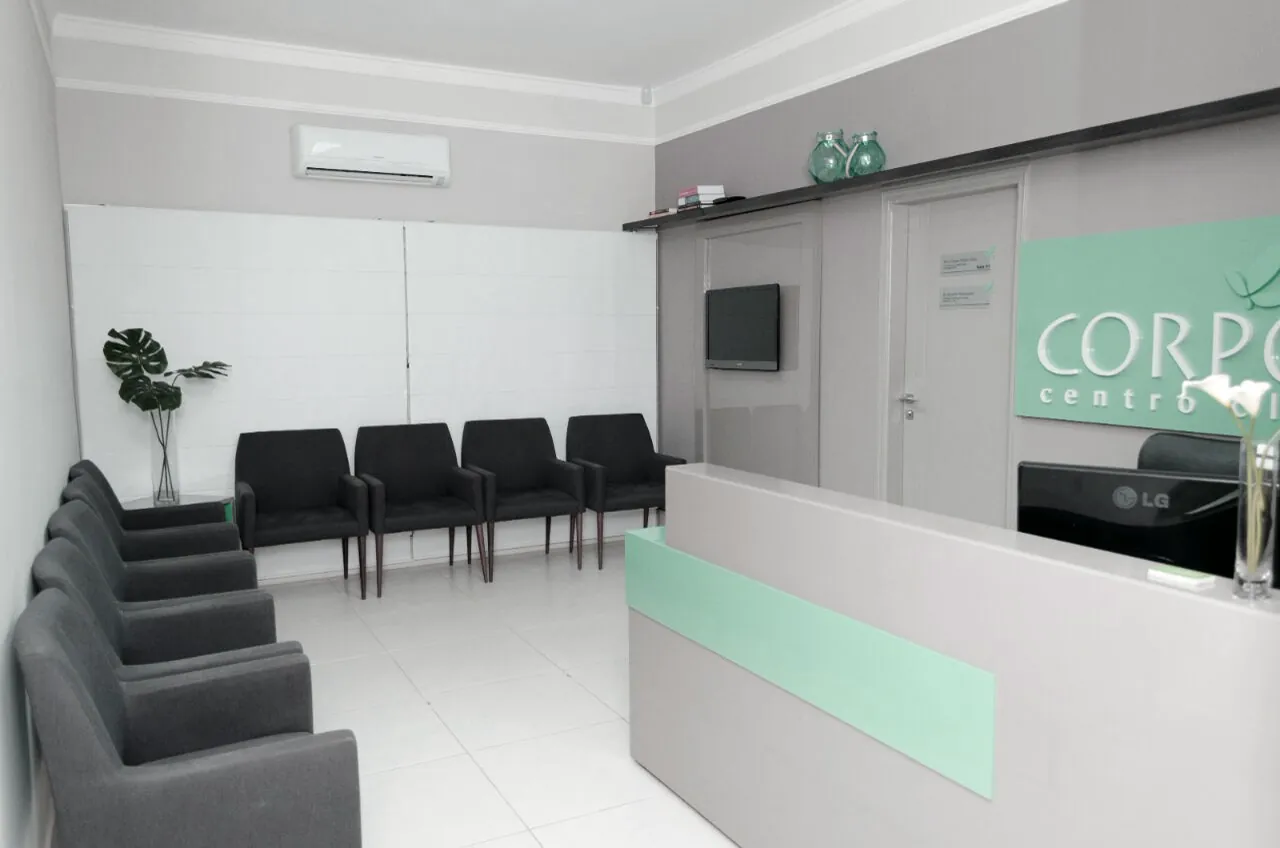 Sala de espera do Instituto Corpore, com poltronas e acesso à recepção