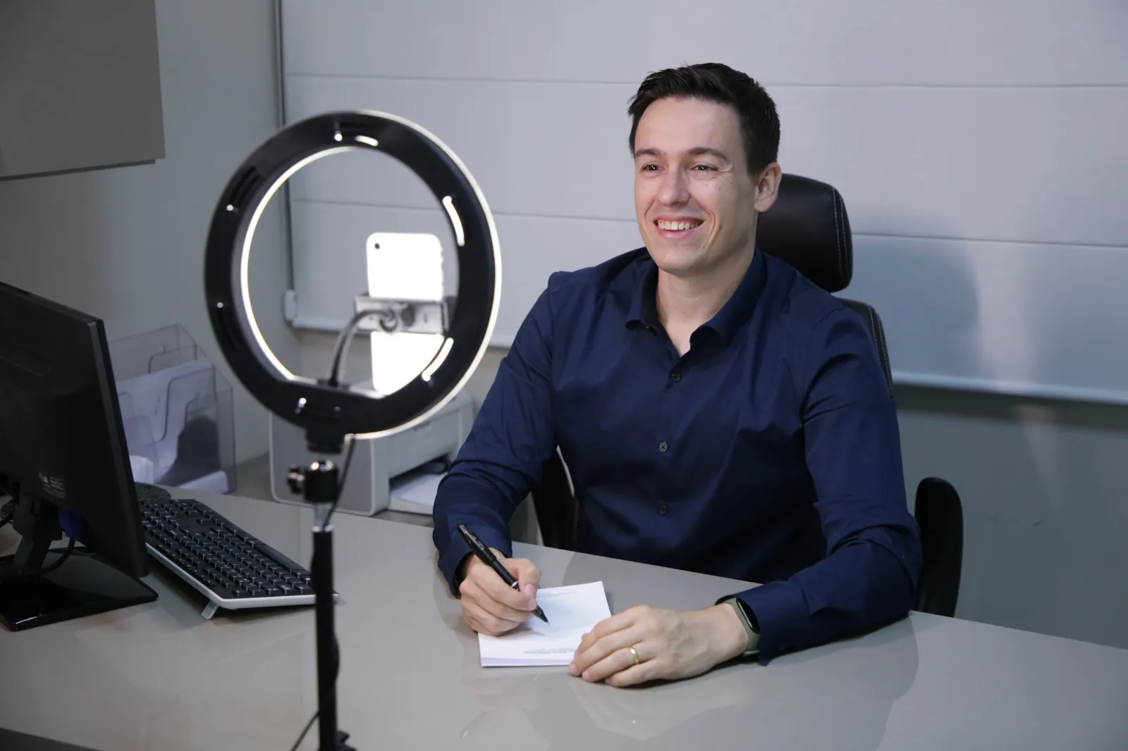 Dr. Ricardo em uma teleconsulta, falando com o paciente pelo celular